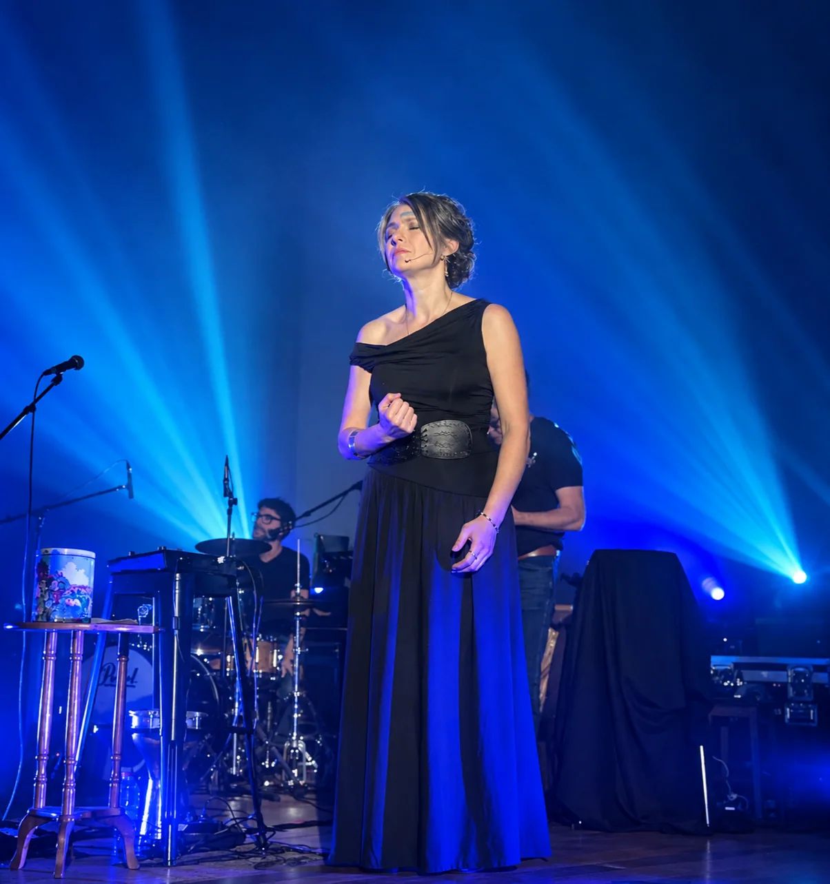 Yasmina Habra sur scène, lumière bleue